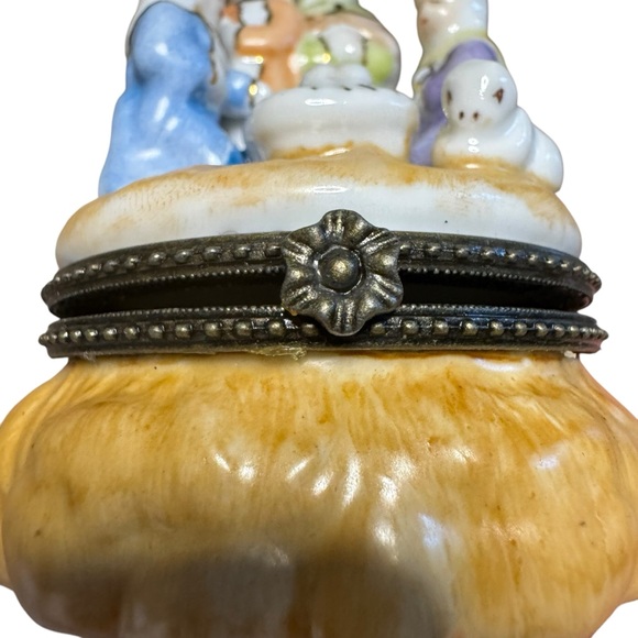 Vintage Christmas manger porcelain trinket box - Picture 6 of 7